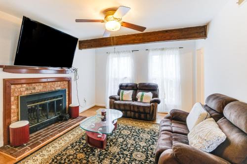 5 Mi to Potomac Mills Cozy Family Home with Deck!