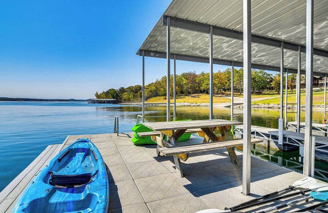 5 Mi to Silver Dollar City: Table Rock Lake Cabin!