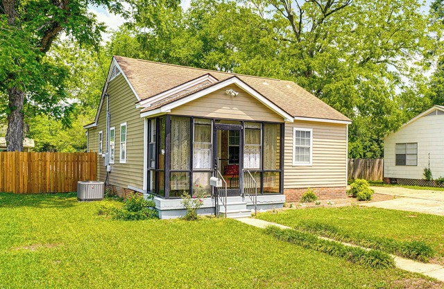5 Mi to Southern Miss Campus: Unique Family Home!