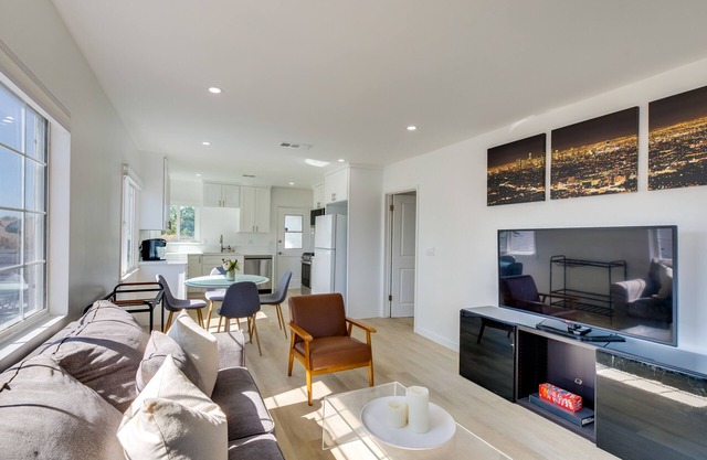 5 Mi to Venice Beach: Chic Los Angeles Abode