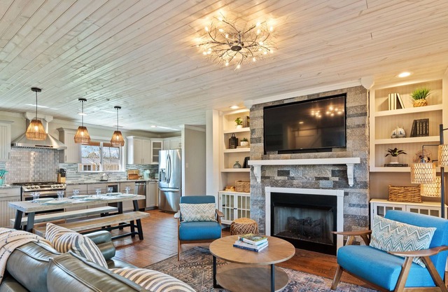 5 miles to OWA & Sports: Big yard w/ hot tub, covered deck, 7 miles to beach