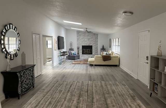 5 miles to WEC - 3 bdrm + Office/"4th bdrm", 2.5 bath 2800 SF Home, Sleeps 10