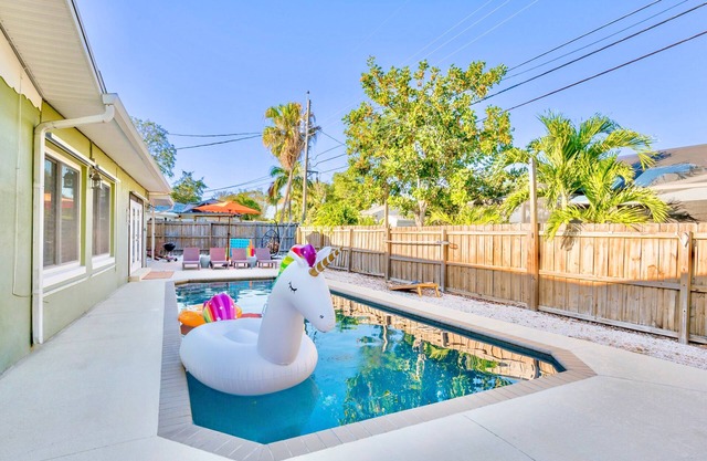 5 Min 2 Beach ~ Free HTD Pool ~ Near Trail & Golf