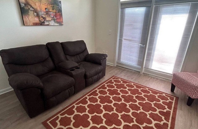 5 min from UNCC 1Bedroom/1 Bath Free parking, close to Light Rail and Uptown