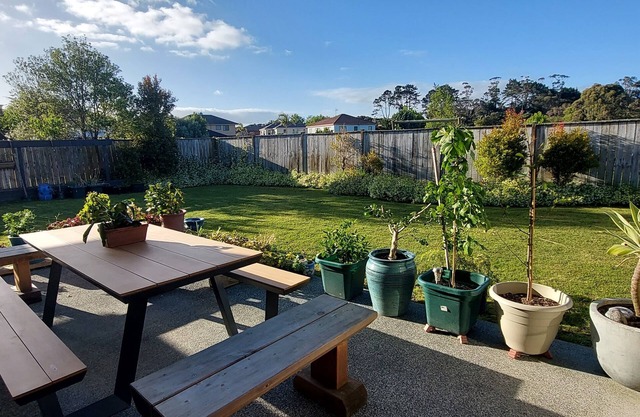 5 min to Albany Mall, 2 min from motorway. Pinehill 2 Bedroom Unit.