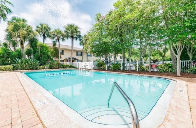 5 min to beach cozy renovated 2 bed 2 bath appt with grill and pool