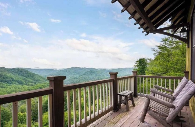 5 Min to Hatley Pointe~Hot Tub~Games~Dog Friendly