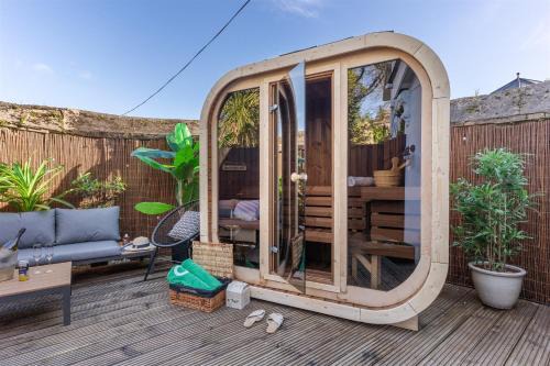 5 min walk to beach with parking and private sauna