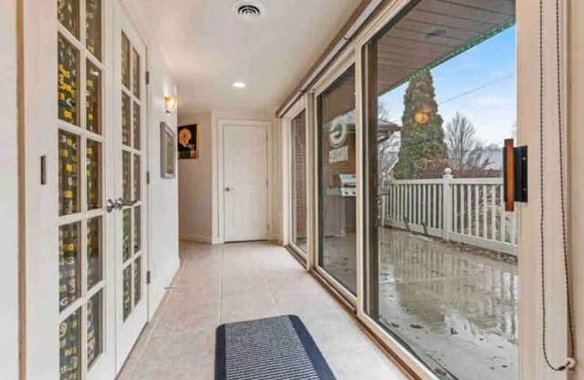 5 Min Walk to Lambeau, 2031 Sq Ft, Single Level
