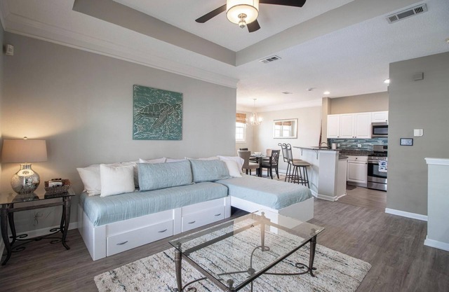 5 min walk to the beach!!! In this 945 sq feet 1bed, 1bed Condo!!!
