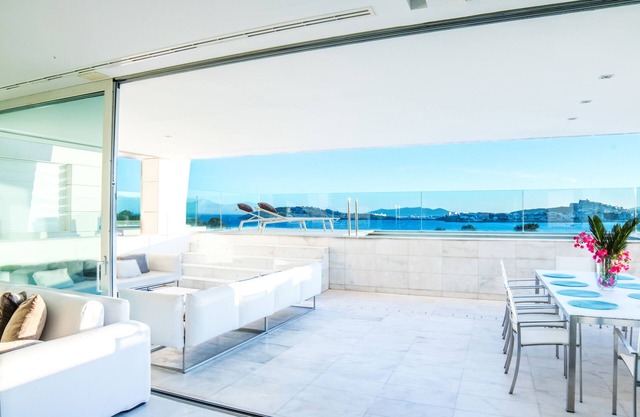 5 minutos a Ibiza: 4 dormitorios, 5 baños con piscina infinita y playa privada