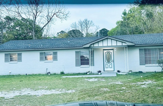 3-bedroom house 5 min from I 10 ,with Wi-Fiand plenty more in beautiful Mobile