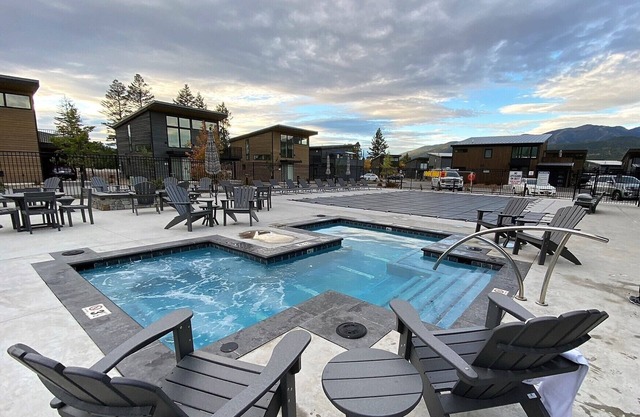 WF Corridor Location, 40 Mins. to Glacier, Hot Tub & Seasonal Pool