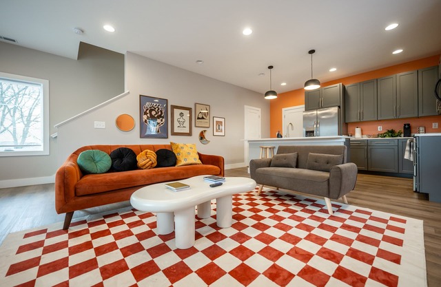 5 Mins to Downtown + Campus! Yoga Room! Pets OK!