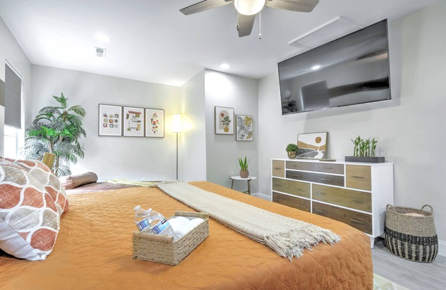 5 mins to DT, family friendly, hot tub, arcade, sleeps 8, fully fenced yard.
