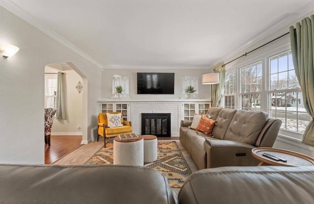 5 Mins to UND - Cozy 4BD w/ BBQ & Pool Table