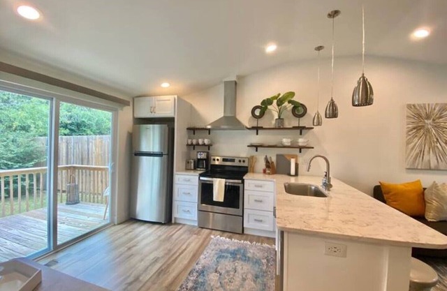 5 Minute Drive to Downtown Greenville!
