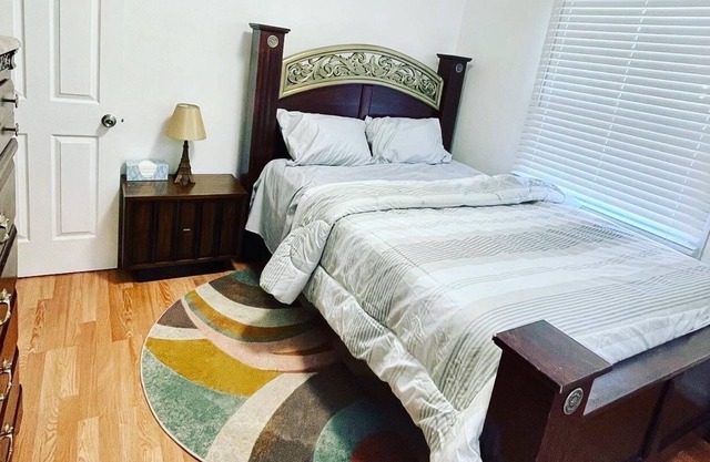 5 minute to Downtown Ferndale! Cozy house (Pet-Friendly!)