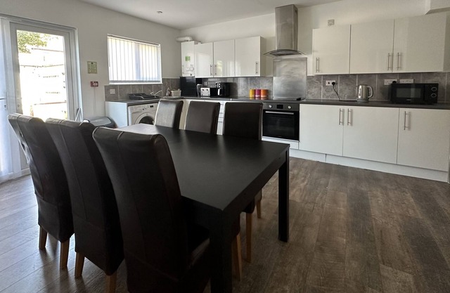 5 Minute Walk to Central London Tube Modern 3 bed House