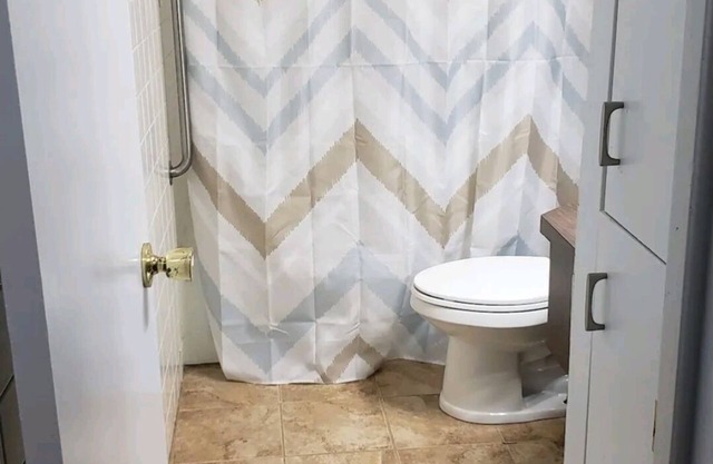 5 minutes from Tech/UMC // book a quaint 3 bedroom home w/wifi and laundry