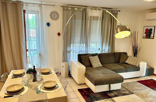 5 minutes from the center, comfortable apartment with terrace