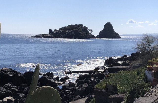 5 minutes from the Faraglioni studio apartment On the cliff