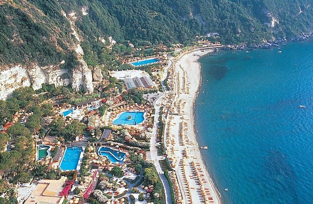 A 5 minutes de la mer, les Jardins de Poséidon avec piscine, wifi, parking.