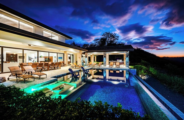 5 minutes de la plage! Dazzling Luxury Hilltop Estate avec Oasis extérieure MASSIVE!