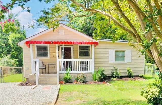 5 minutes to Downtown! Great space for family & centrally located by everything!