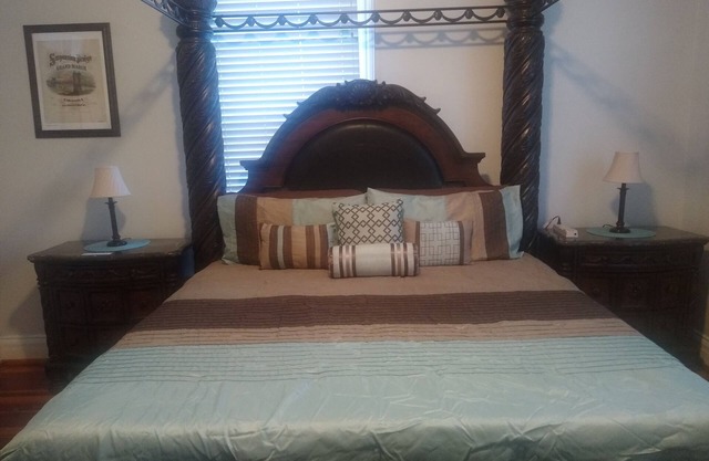 5 Minutes to Downtown Cincinnati in Beautiful Mainstrasse Village!!