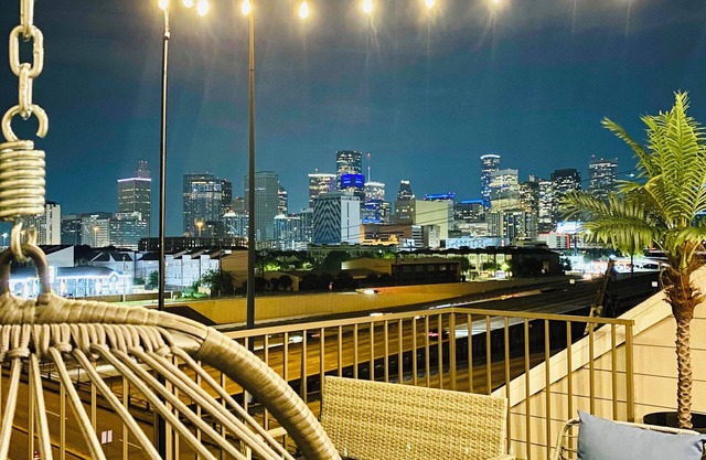 Central Location! 5 minutes to Downtown with GARAGE/Gated Community