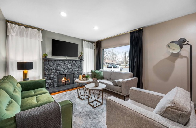 5 minutes to freeway, downtown and airport.