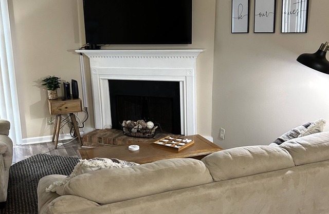 5 Minutes to The Battery Atlanta. Fully furnished family-sized Townhome