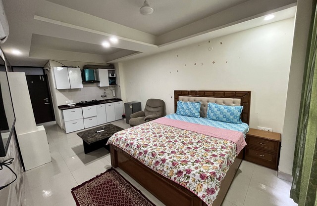 5 minutes to the theme park! Family-sized condo with game room & deck