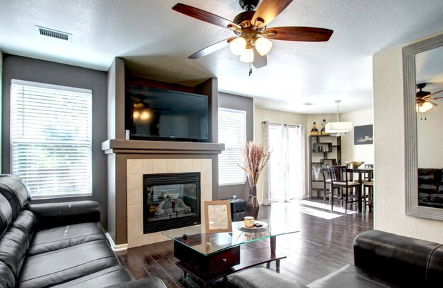5 Minutes to train station to downtown, Family home with Large Yard