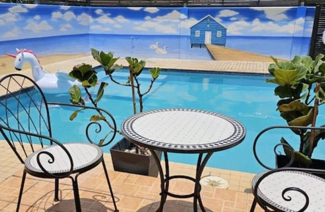 5 minutes to Train Station ! Pool Party Villa in the City.