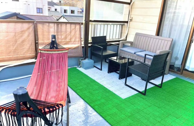 5 minutes walk to Tenjinbashisuji Rokuchome Station】10 minutes walk from Tenma Station/ 12:00 check-in - 12:00 check-out available/ Rooftop terrace/ Hammock/ Infants allowed/ 2 toilets/ Max. 9 people