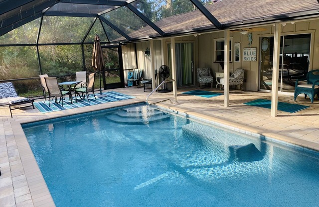 5 O'Clock Somewhere - screened in private pool - 2/2 with 3 beds