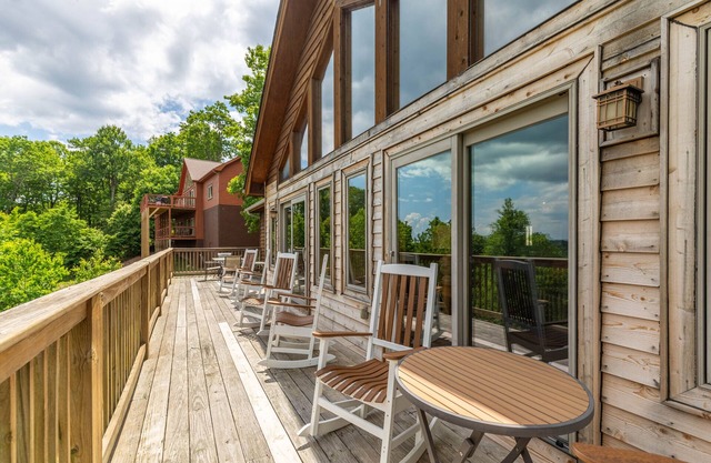 5 O'Clock Somewhere - Entre Boone et Blowing Rock, a un bain à remous, une table de billard et de superbes vues!