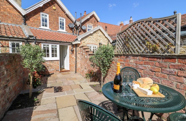 5 Pond View Cottages, SOUTH CAVE