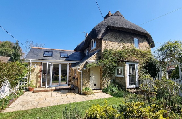 5 Star, Cosy, characterful thatch cottage in a designated area of natural beauty