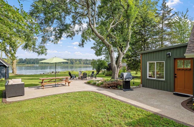 5-Star Murray Lake Retreat: Newly Remodeled with Stunning Views & Modern Comfort