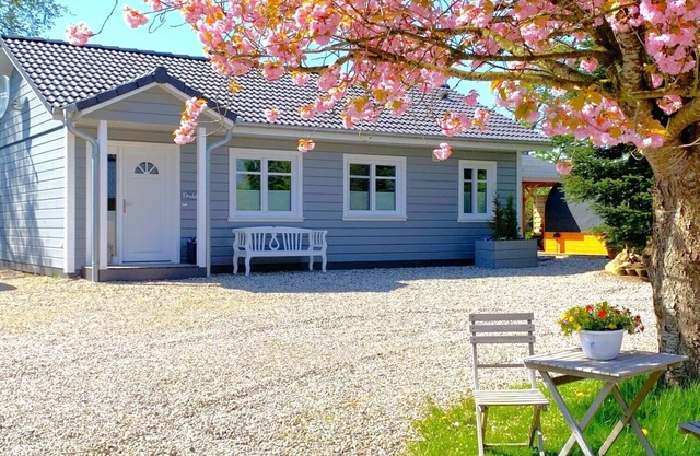 5 star vacation home for 1-4 pers. Garden, sauna, quiet location, 5km to the beach