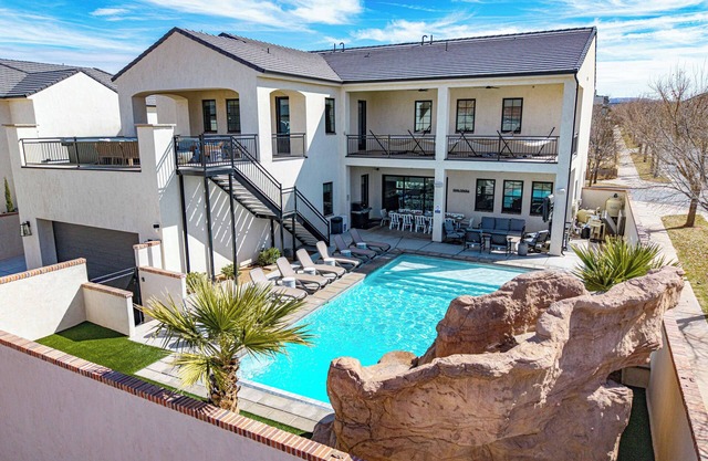 5 Suites, Private Pool, 2 Hot Tubs for 19, 2 Fire Pits, 2 Fridges Sleeps 30