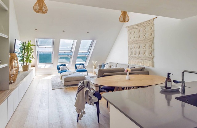 5 The Bay - Beach Front Apartment for 8 in Cawsand