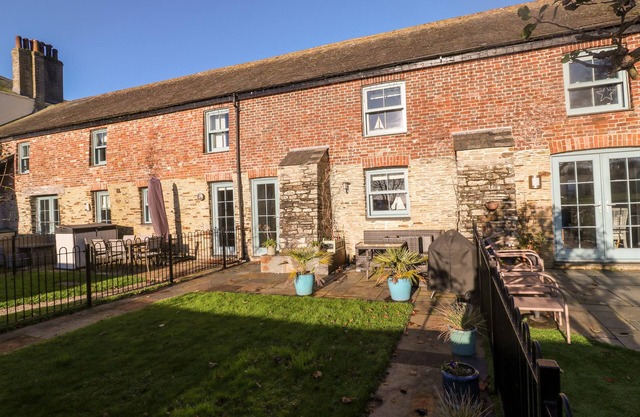 5 THE OLD SMOKEHOUSE, pet friendly, with a garden in Charlestown