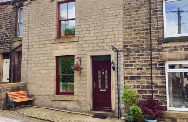5 VICARAGE LANE, pet friendly, avec feu ouvert à Hayfield, Ref 14268