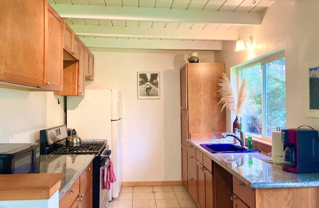 Mendocino Tranquility Meadows: Azul Cottage sur une réserve naturelle de 50 acres avec étangs