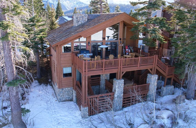 5000 Sq Ft Custom Ski-in, maison privée Ski-Out sur la pente!
