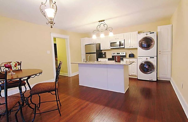 Condo Suite D (à l'étage) - WiFi gratuit (limité) un bateau de stationnement !! Marchez au centre ville!